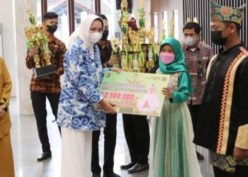 Riana Sari Arinal Serahkan Hadiah Festival Qasidah