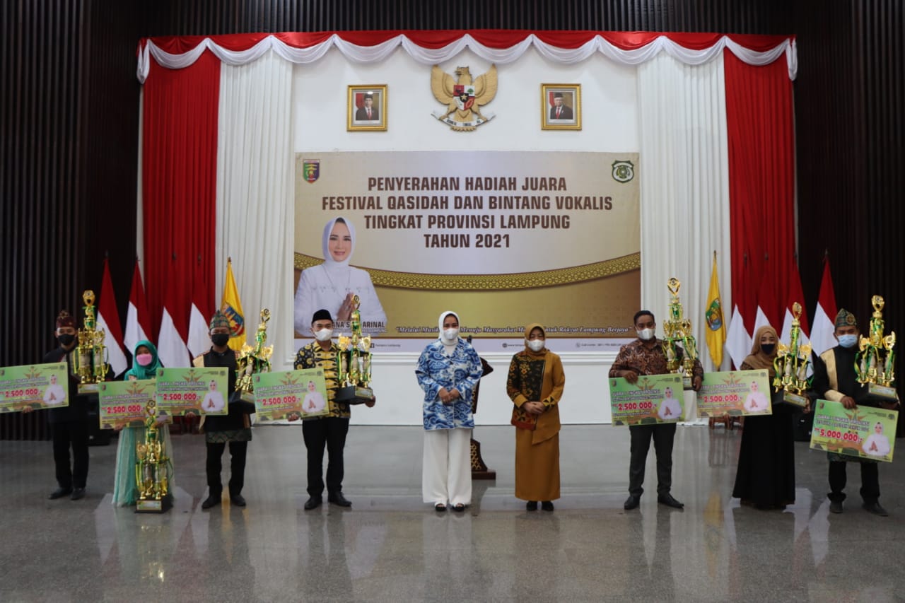 Riana Sari Arinal Serahkan Hadiah Festival Qasidah