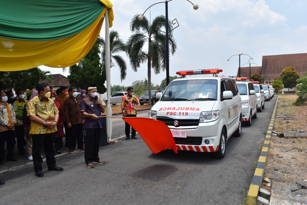 Dawam dan Azwar Serahkan Ambulance Public Safety Center