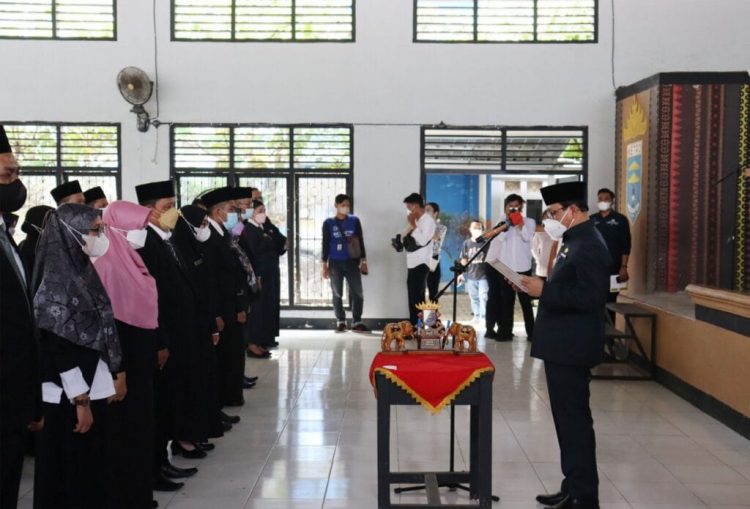 Wahdi Siradjuddin Melantik 31 Kepala Sekolah