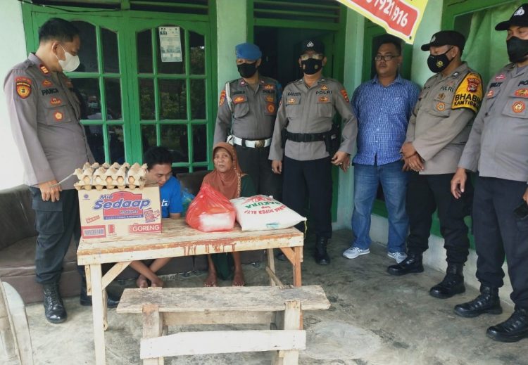 Polsek Trimurjo Bagikan Sembako