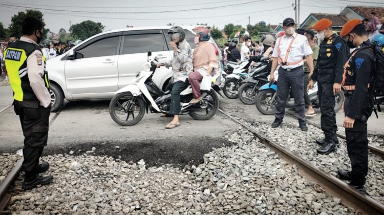 Siswi SMP Tewas Tertabrak Kereta Babaranjang