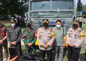 Polisi Simulasi Pengamanan Pemilihan Peratin di Pesibar