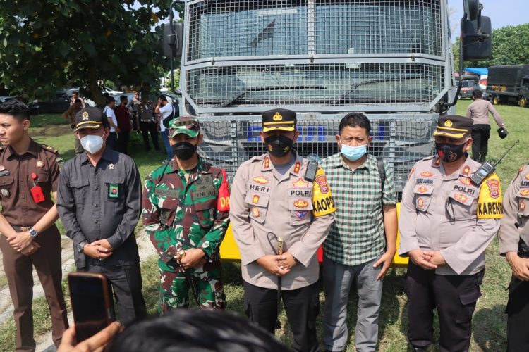 Polisi Simulasi Pengamanan Pemilihan Peratin di Pesibar