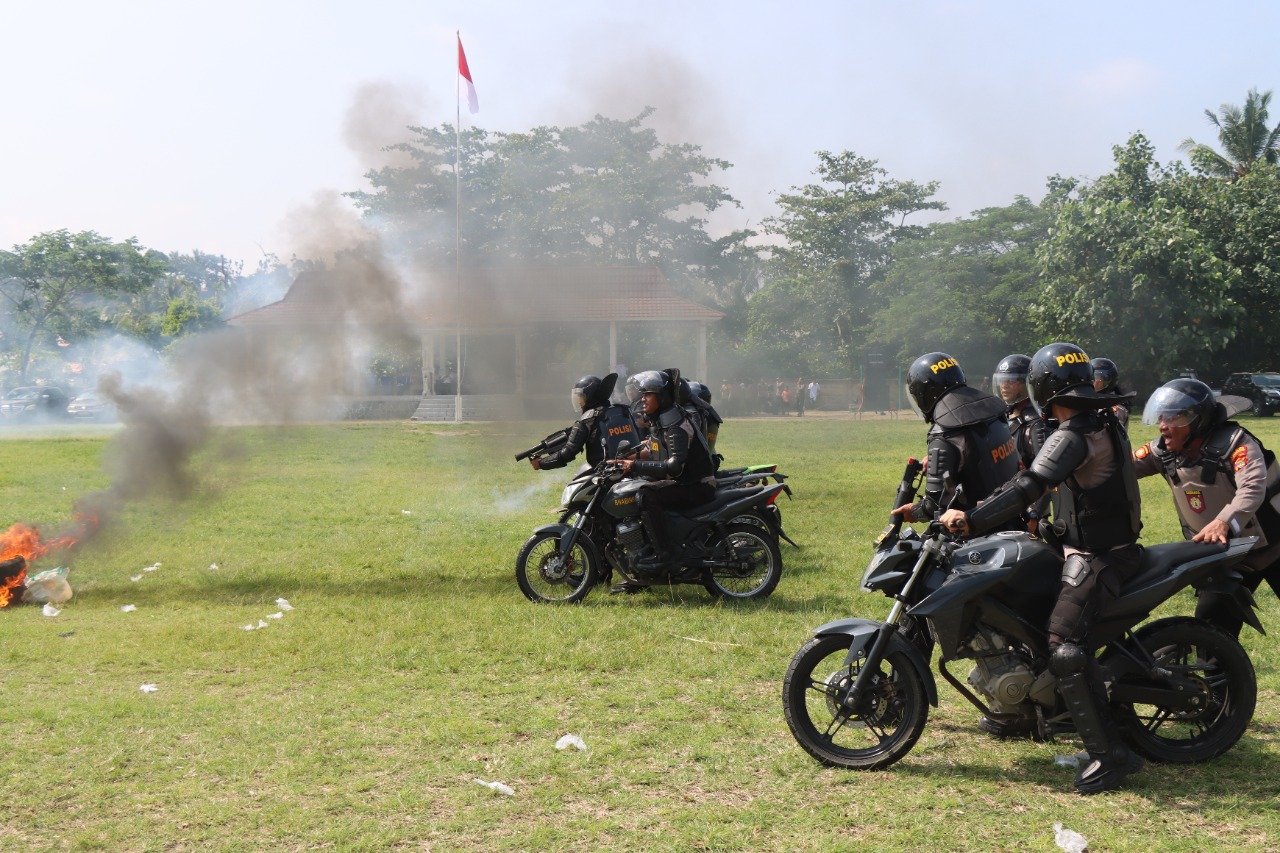 Polisi Simulasi Pengamanan Pemilihan Peratin di Pesibar