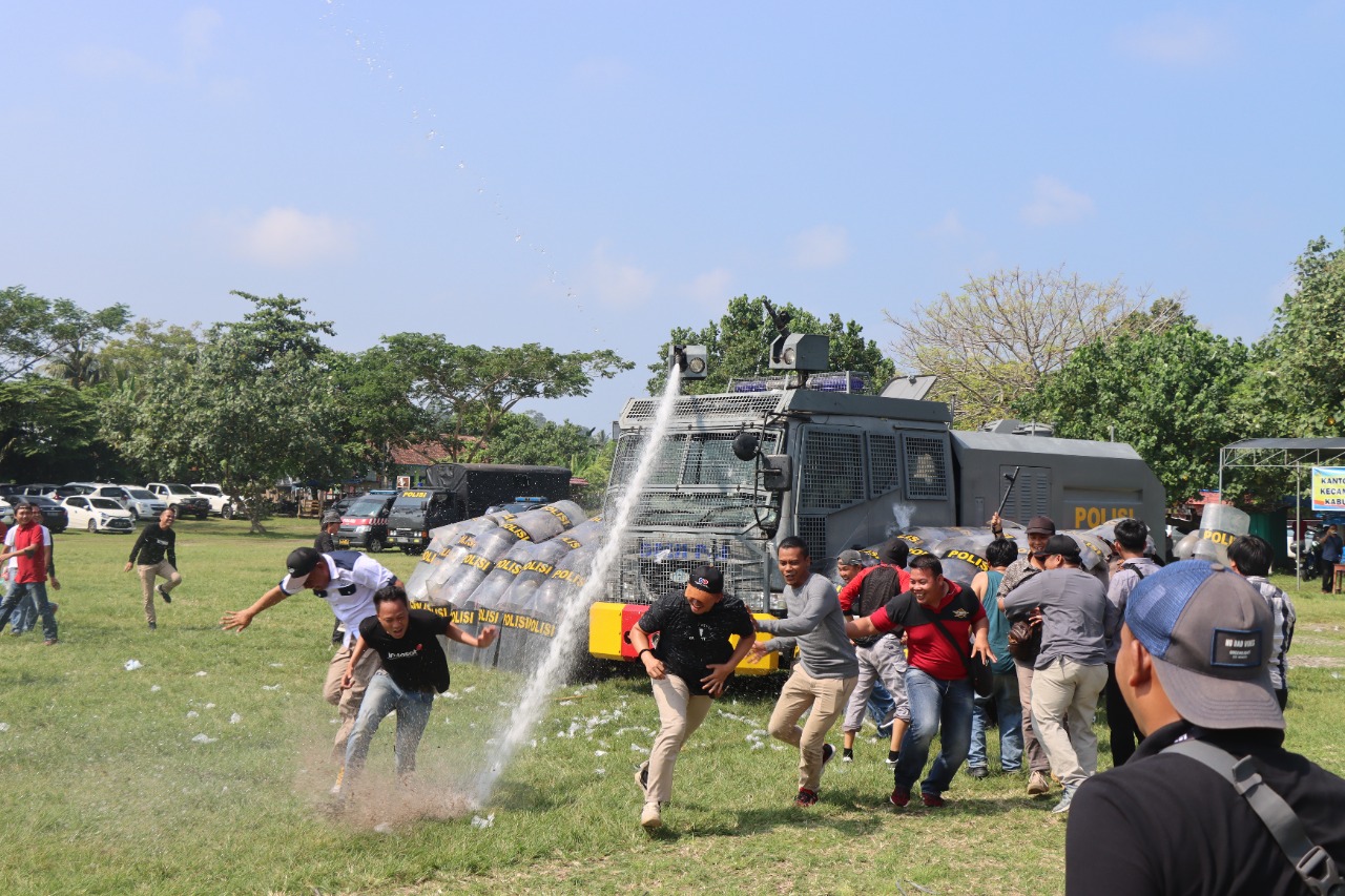 Polisi Simulasi Pengamanan Pemilihan Peratin di Pesibar