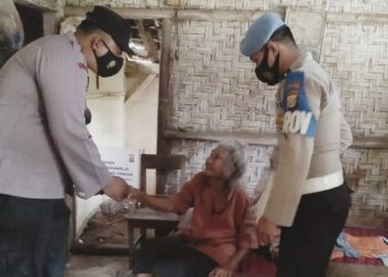 Polsek Bangunrejo Beri Bantuan pada Lansia