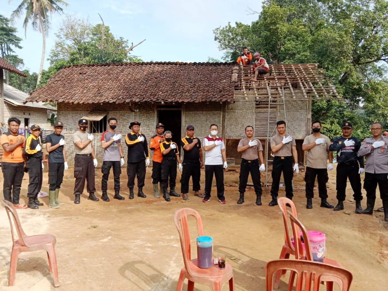 Polsek Seputih Banyak Beri Bantuan Musibah Rumah Roboh
