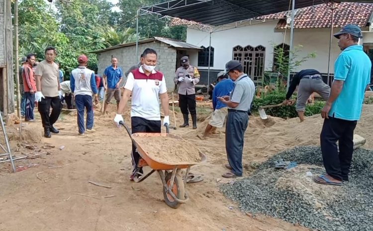 Polsek Seputih Banyak Beri Bantuan Musibah Rumah Roboh
