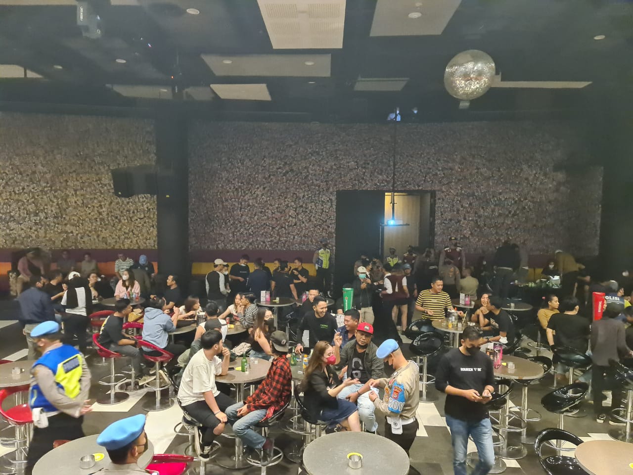Polisi Razia 5 Tempat Hiburan Malam di Bandar Lampung, 1 Pengunjung Urinenya Positif Narkoba