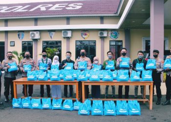 Polres Pesawaran Bersama KAHMI Bagi Sembako