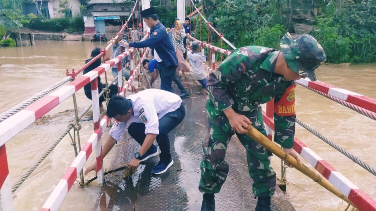 Bakti Sosial Karang Taruna Pesawaran Saat Banjir Melanda