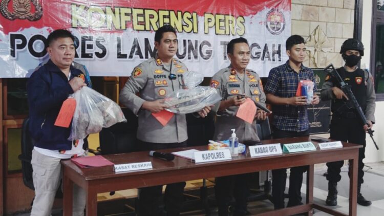 Kasat Narkoba Polres Lampung Tengah Diserang Massa