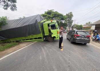 Truk Pengangkut 20 Ton Beras Terperosok di Jalinbar Pringsewu
