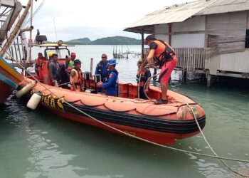 Tim SAR Gabungan Evakuasi Awak Kapal Laksana Jaya di Pulau Sertung