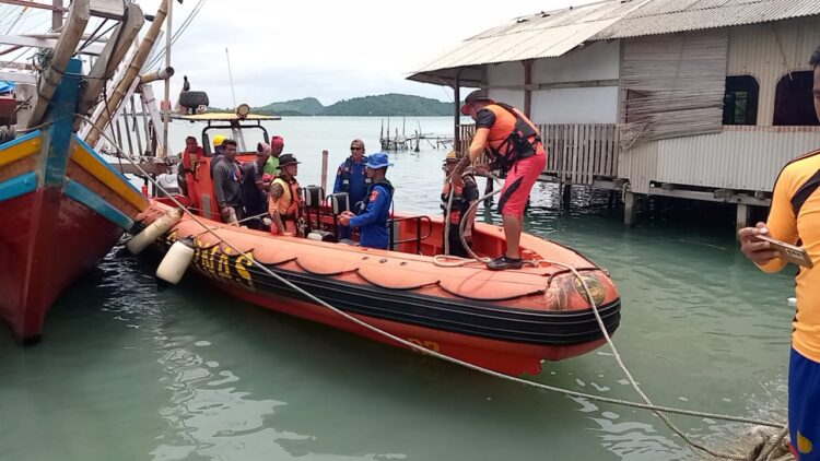 Tim SAR Gabungan Evakuasi Awak Kapal Laksana Jaya di Pulau Sertung