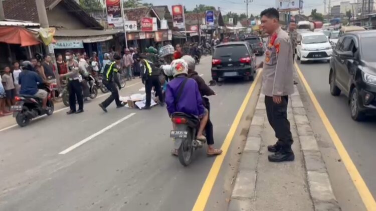 Viral di Media Sosial Video Kapolres Lampung Selatan Evakuasi Korban Kecelakaan dan Atur Lalu Lintas