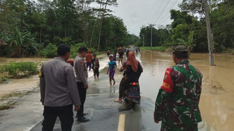 Polsek Gunung Agung Evakuasi Korban Bencana Banjir