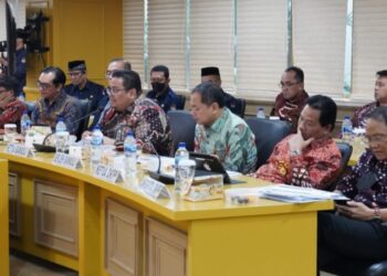 ASN Hati-hati Foto dengan Pose Jari di Tahun Politik