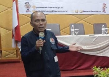 Bacaleg "Penunggu" Pohon dan Tiang Listrik Bermunculan di Sepanjang Jalan Raya Kedondong