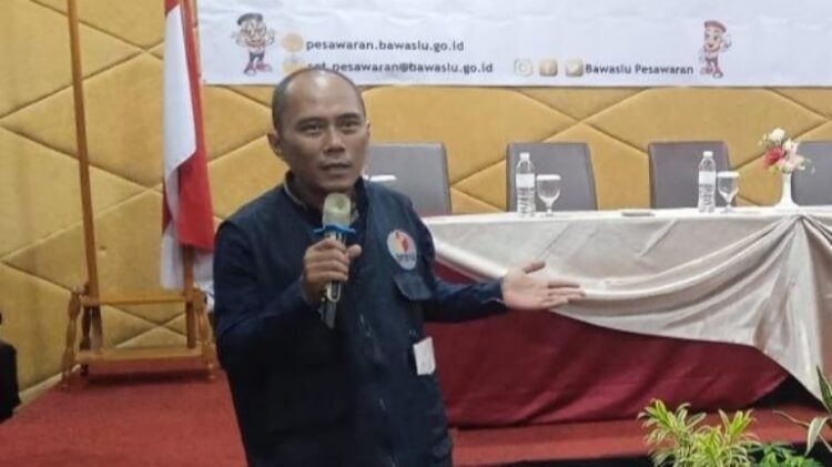 Bacaleg "Penunggu" Pohon dan Tiang Listrik Bermunculan di Sepanjang Jalan Raya Kedondong