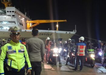 Tiba di Pelabuhan Panjang, Ratusan Pemudik Sepeda Motor Dikawal Polisi