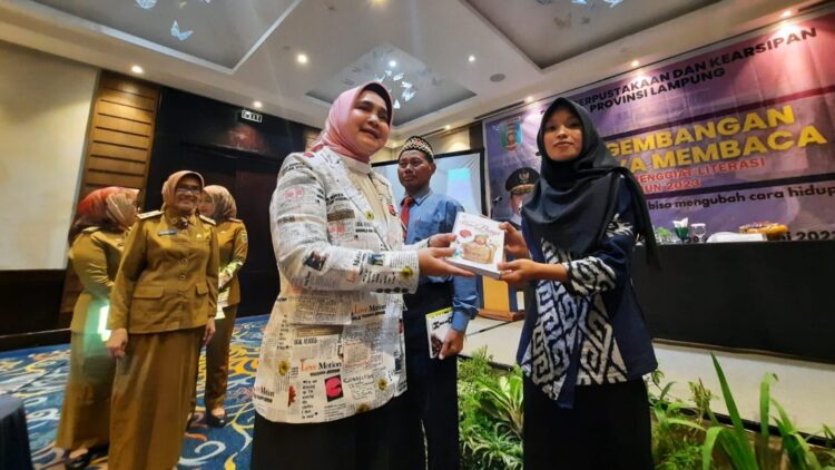 Riana Sari Arinal Pacu Minat Baca