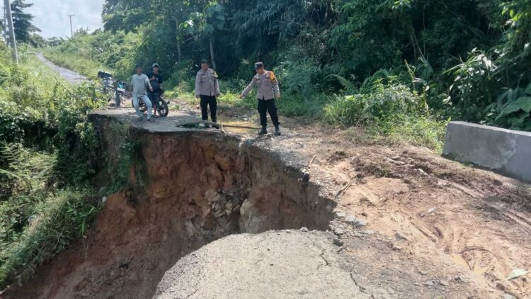 Terancam Terisolasi! Akses Jalan 2 Pekon di Tanggamus Diterjang Longsor