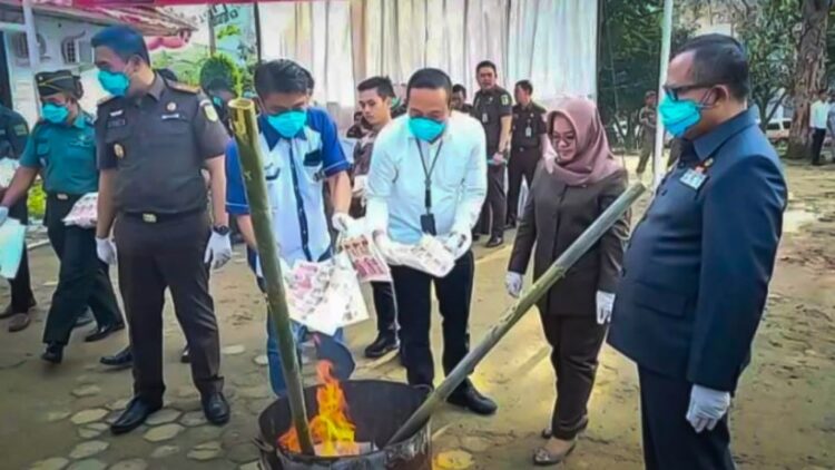 Kejari Mesuji Musnahkan Rp3 Miliar Uang Palsu