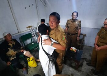 Arinal Djunaidi Beri Bantuan Kaki Palsu 