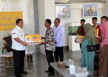 Arinal Bantu Korban Banjir dan Tanah Longsor Waykanan