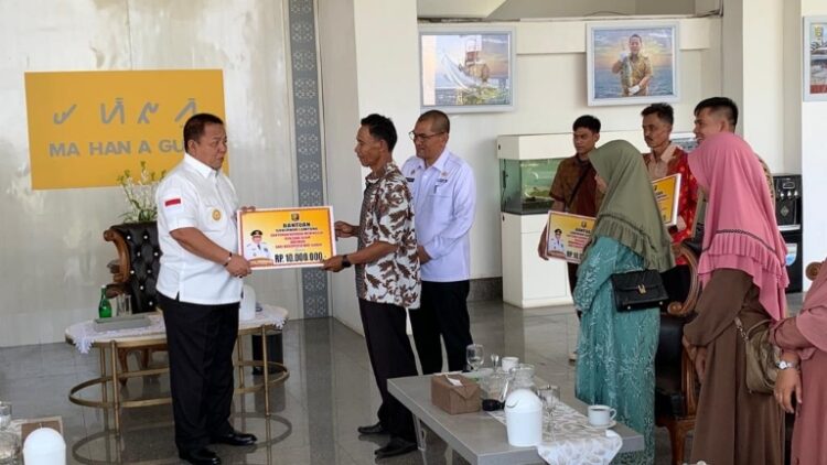 Arinal Bantu Korban Banjir dan Tanah Longsor Waykanan
