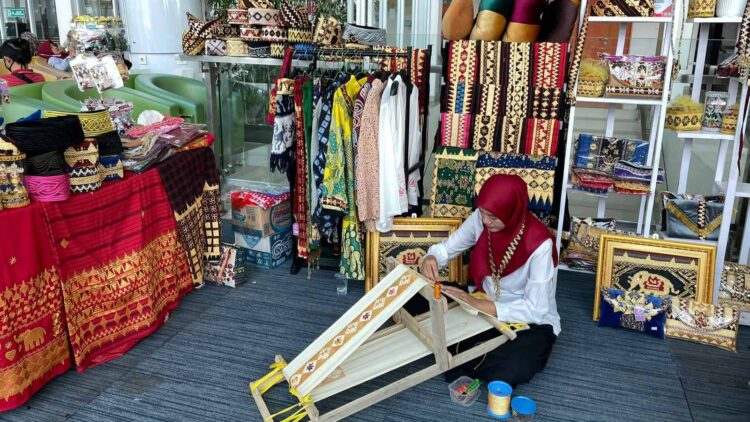 Pameran Seni Hadir di Bandara Radin Inten II, Ada Tapis Lampung Hingga Mbah Surip