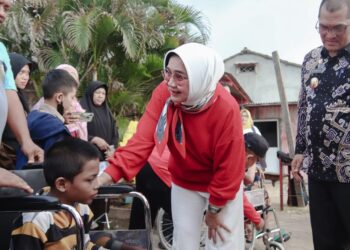 Riana Arinal Bantu Warga Difabel TPA Sukaraja-Bakung 