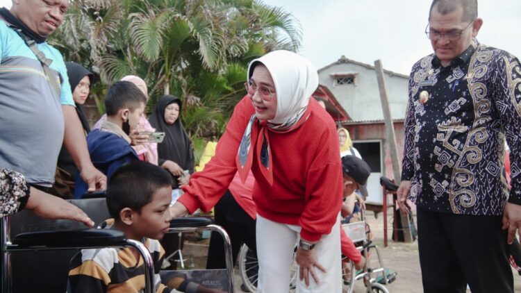 Riana Arinal Bantu Warga Difabel TPA Sukaraja-Bakung 