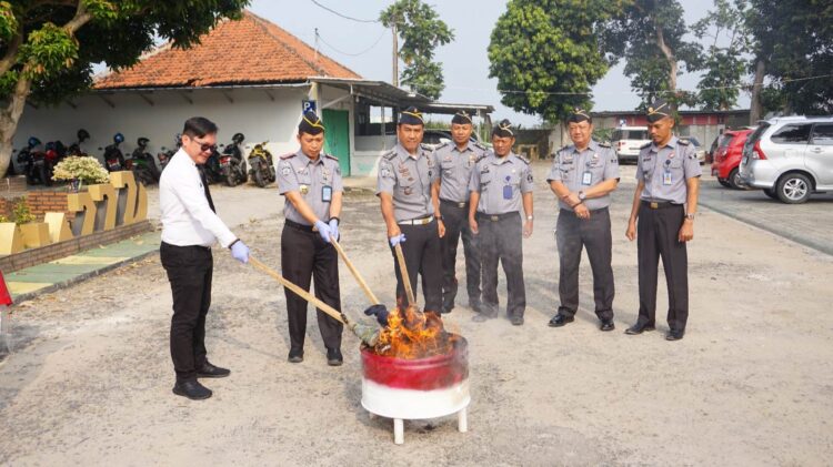 Hasil Razia, Lapas Kalianda Musnahkan Pisau Hingga Gunting