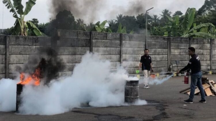 Jajaran Mitratani Dua Tujuh-Damkar Jember Pelatihan Antisipasi Kebakaran