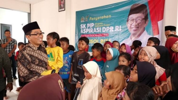Faisol Riza Salurkan PIP Murid SD Pasuruan