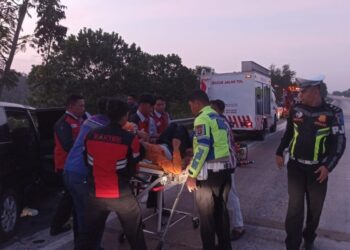 Mobil Dinas DPRD Pesisir Barat Kecelakaan di Tol Bakter, 1 Pegawai Staf Keuangan Tewas di Lokasi  