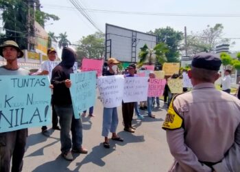 Massa Aksi Suarakan Patgulipat Proyek FKIP Unila
