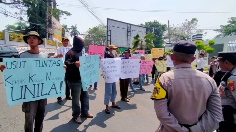 Massa Aksi Suarakan Patgulipat Proyek FKIP Unila