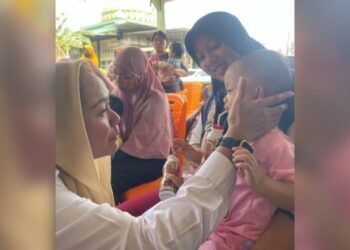 Bagi-bagi Susu Gratis. Ratih Puspa Sari: Rangsang Pertumbuhan Otak Anak