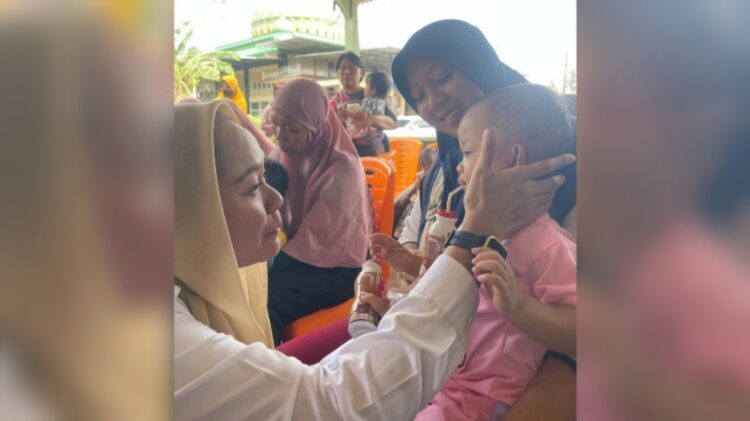Bagi-bagi Susu Gratis. Ratih Puspa Sari: Rangsang Pertumbuhan Otak Anak