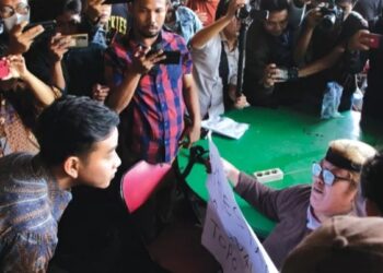Demo Tolak Dinasti Politik. Gibran: Salahku Opo?