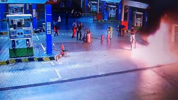 Panik! Sepeda Motor Terbakar di SPBU Antasari. Petugas Sigap Padamkan Api