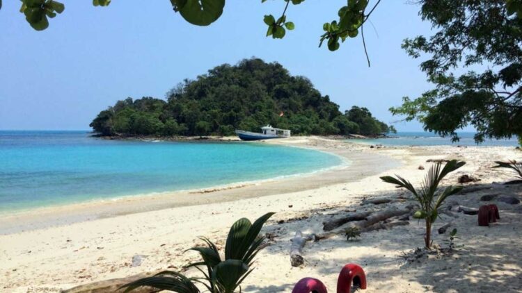 Indahnya Pulau Mengkudu di Lampung Selatan. Favorit Anak Milenial 