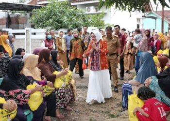 Riana Arinal Bantu Keluarga Rentan Kota Metro