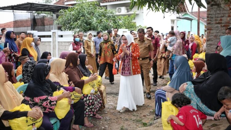Riana Arinal Bantu Keluarga Rentan Kota Metro