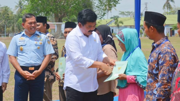 Konflik Tanah Tuntas. Warga Bumi Agung Marga Terima 110 Sertifikat Tanah