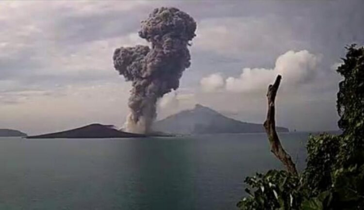 Erupsi Gunung Anak Krakatau 1500 Meter